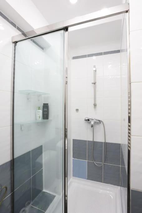 1 Bdrm Apartment In City Center Бухарест Экстерьер фото